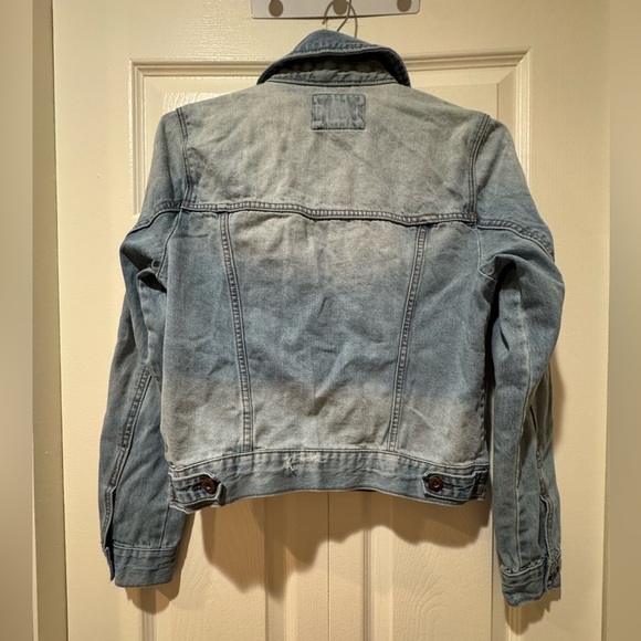 Forever 21 Jean Jacket Women Sz M Pocket Denim Button Up Long Sleeve Light Wash - Picture 2 of 13